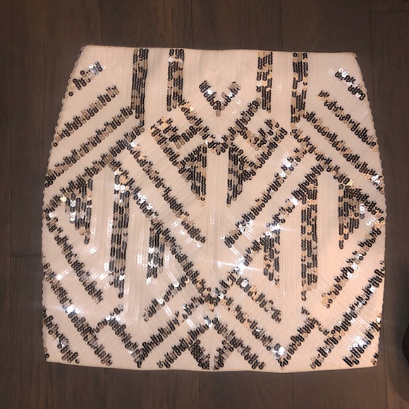 Express sequined mini skirt in white, black & silver, fully-lined interior - Picture 2 of 7